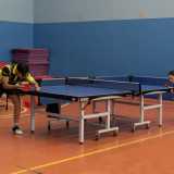 Diverso da un pongista all�altro � invece lo stile di gioco: c�� chi batte leggermente reclinato...
